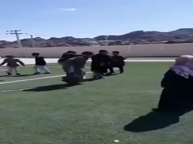 اضغط لمشاهدة الفيديو: طالب ابتدائي بحائل يحمل زميله الكفيف ليلعب الكرة